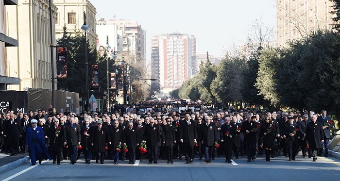 Президент с семьей на шествии к памятнику «Ходжалы» - ФОТО (ВИДЕО)